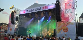 Festivalbühne in Mainz bunte Pyro-Effekte, Bühnenbau, Lichttechnik, Tontechnik