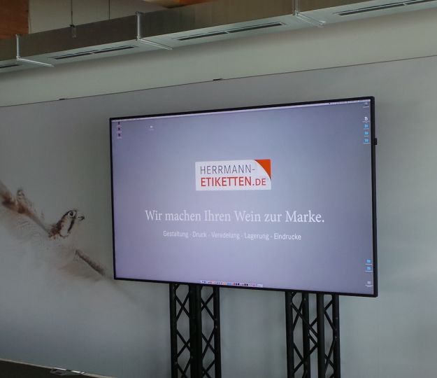 Display mieten in Bad Kreuznach Samsung QM98F Digital Signage Bildschirm Display Laptop Apple Steele Hintergrund Event Location