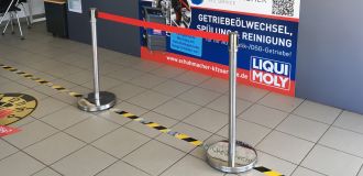 Personenleitsystem Teiler Trenner Personentrenner Abstandsystem Flughafenabsperrbänder Absperrständer