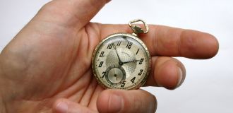 Uhr in der Hand weißer Hintergrund