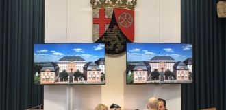 Landtag RLP Veranstaltung Display 75 Zoll Plenarsaal Display mieten in Bad Kreuznach