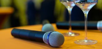 Mikrofonierung Konferenz